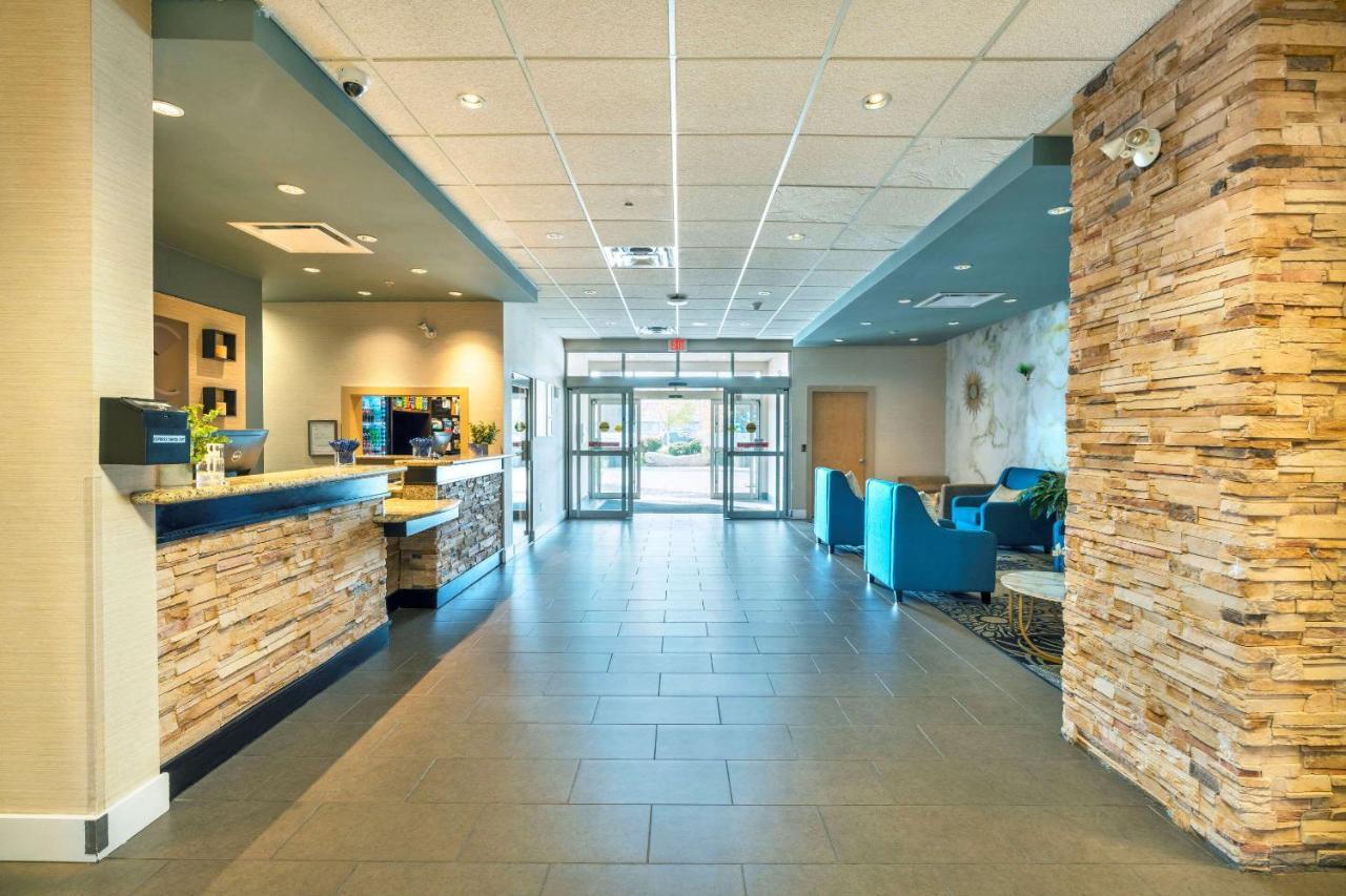 Comfort Inn & Suites Surrey Exterior photo